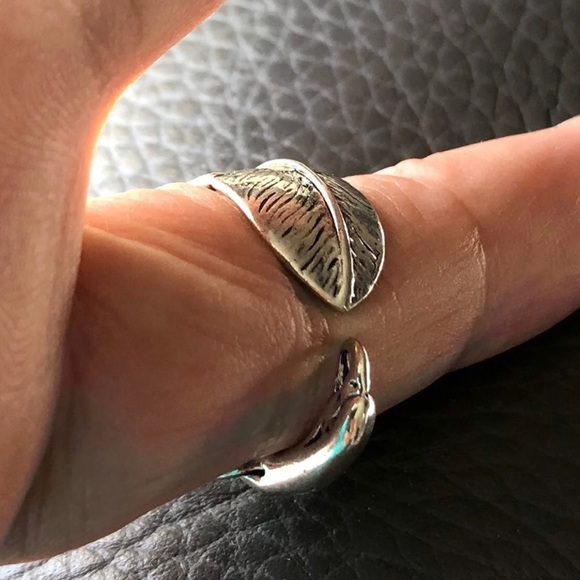 - Ring - Picture 3 of 8